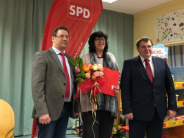 Ingrid Wrede wird für 10 Jahre Mitglkiedschaft von MdL Harrry Scheuenstuhl (rechts) und Ortvereinsvorsitzeden Sebastian Rocholl geehrt